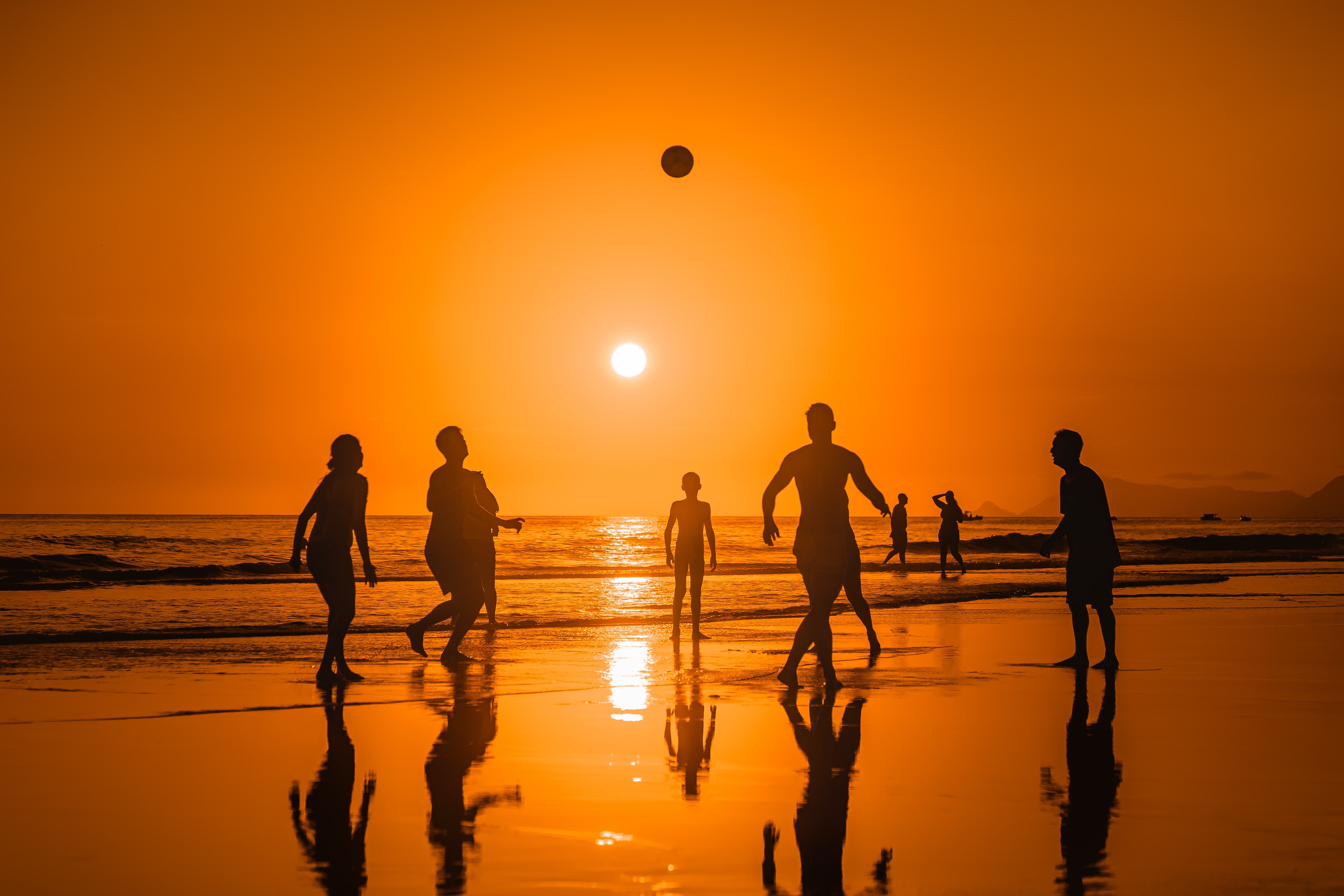 futebol a tarde na praia